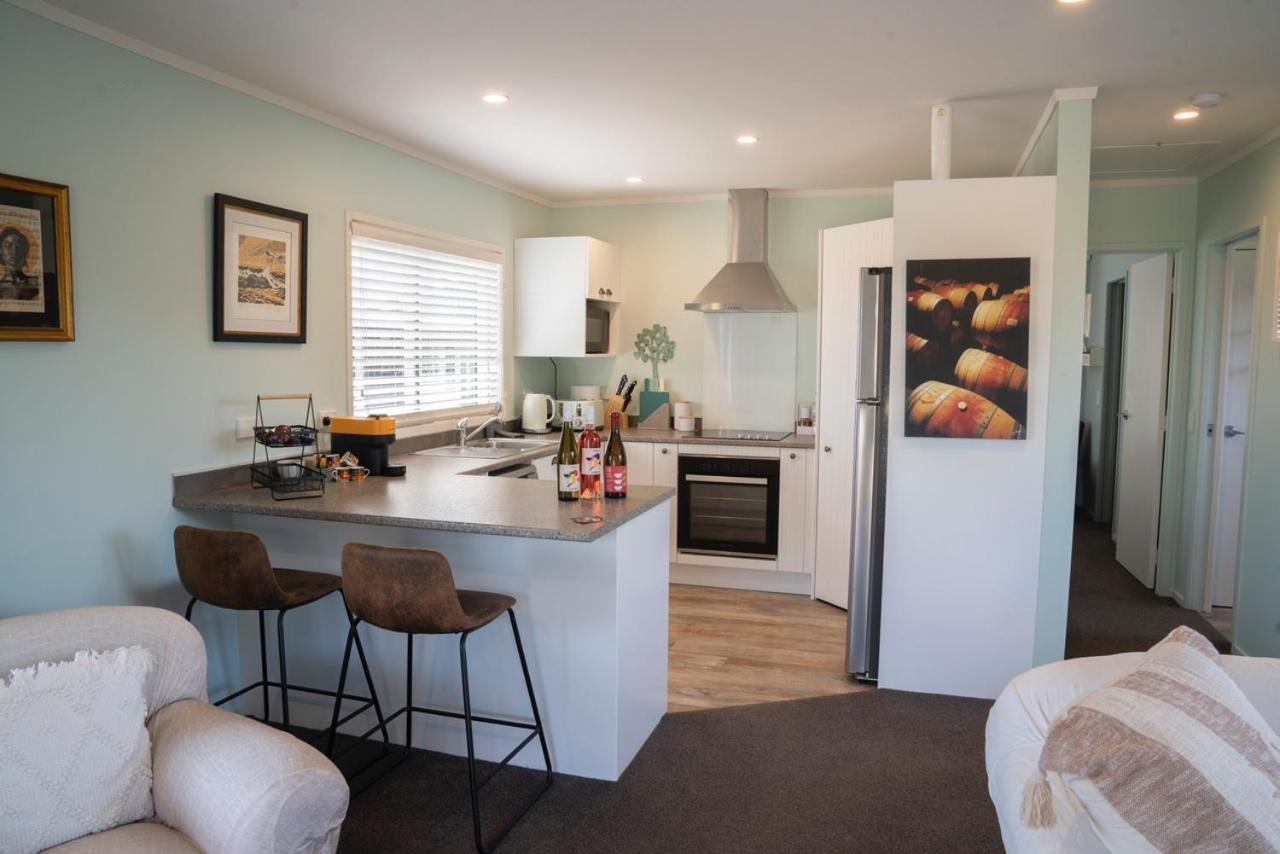 Beach Front Wine Makers Cottage Te Awanga Экстерьер фото